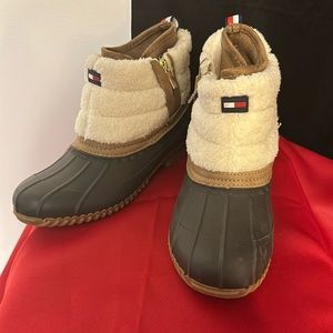 Tommy Hilfiger snow booties/boots. Size 8